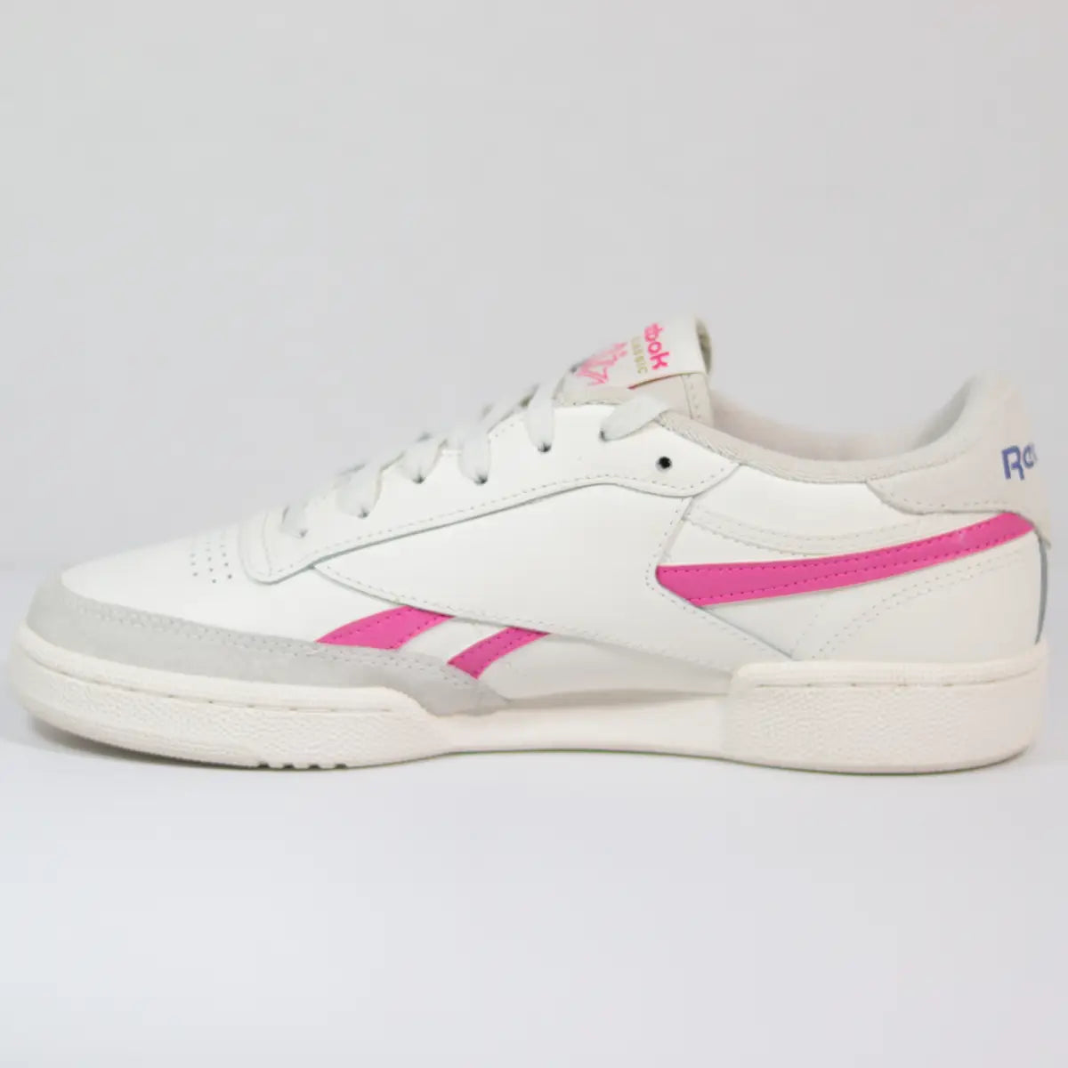 Vista frontal de tres cuartos zapatillas casuales blancas mujer Reebok Club C Revenge Vintage cordones y logo rosa