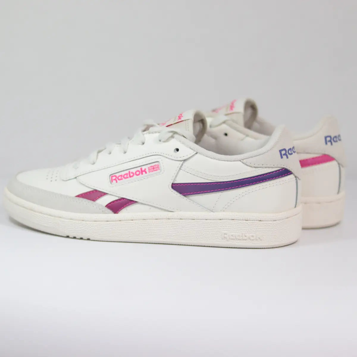 Vista trasera talón morado texturizado zapatillas casuales Reebok Club C Revenge Vintage women logo rosa Reebok