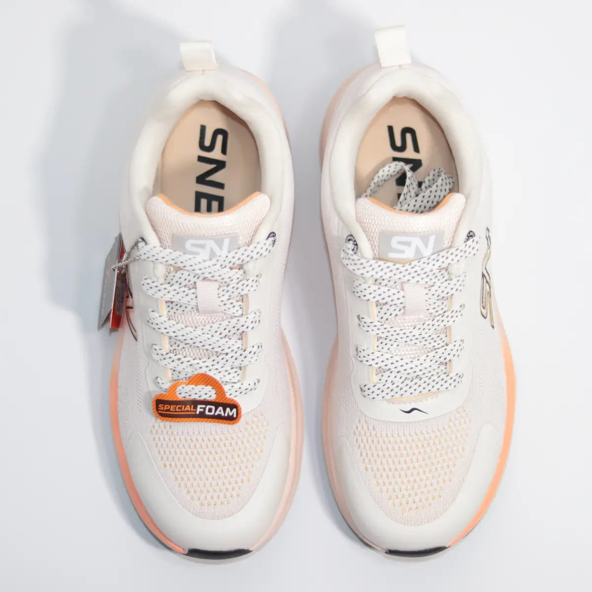 Vista superior interior zapatillas Nude Beige plantillas claras y etiqueta Special Foam naranja