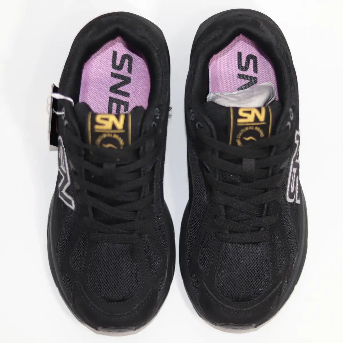 Vista superior interior zapatillas Onyx Black plantillas color lila y etiqueta dorada en lengüeta