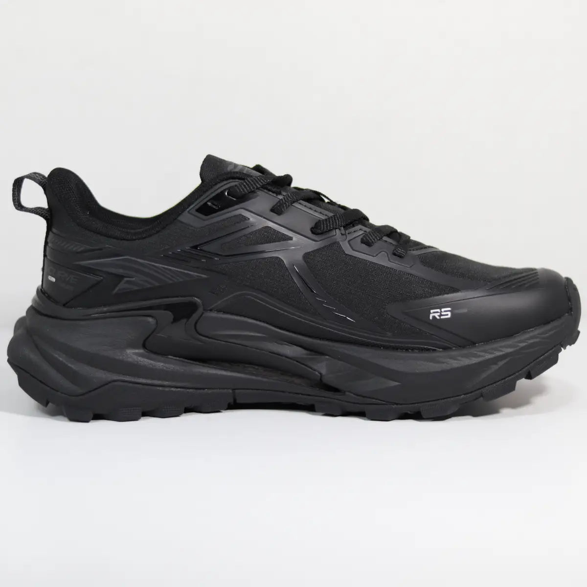 Vista lateral interna zapatillas senderismo hombre negras con refuerzos protectores anti-roces