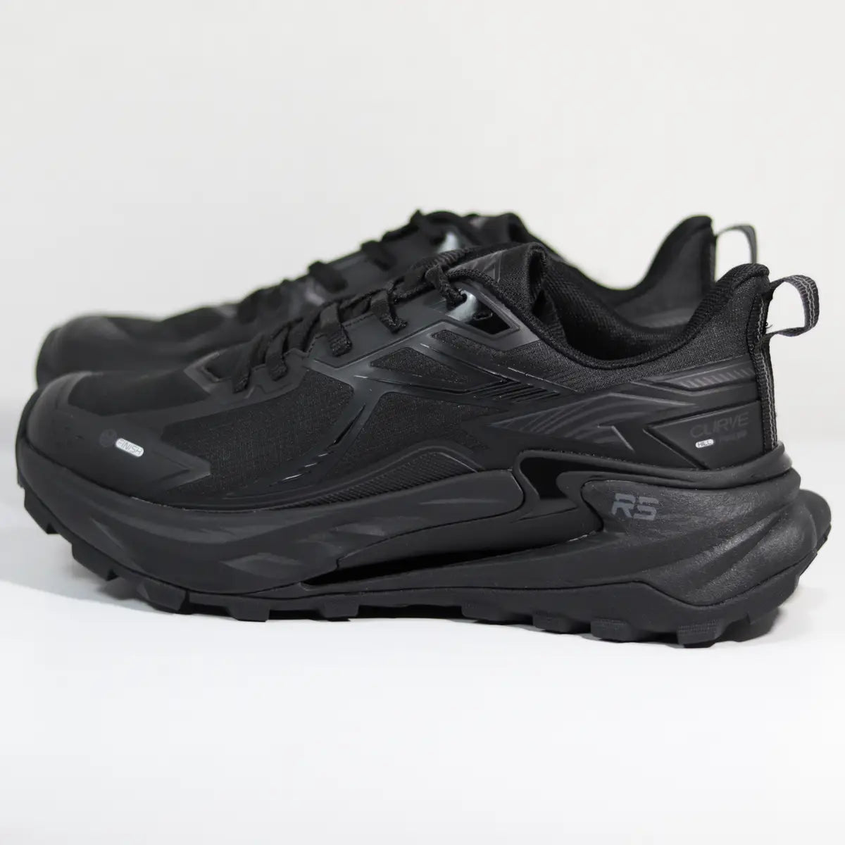 Par de zapatillas outdoor hombre diseño negro resistente con entresuela amortiguada para montaña