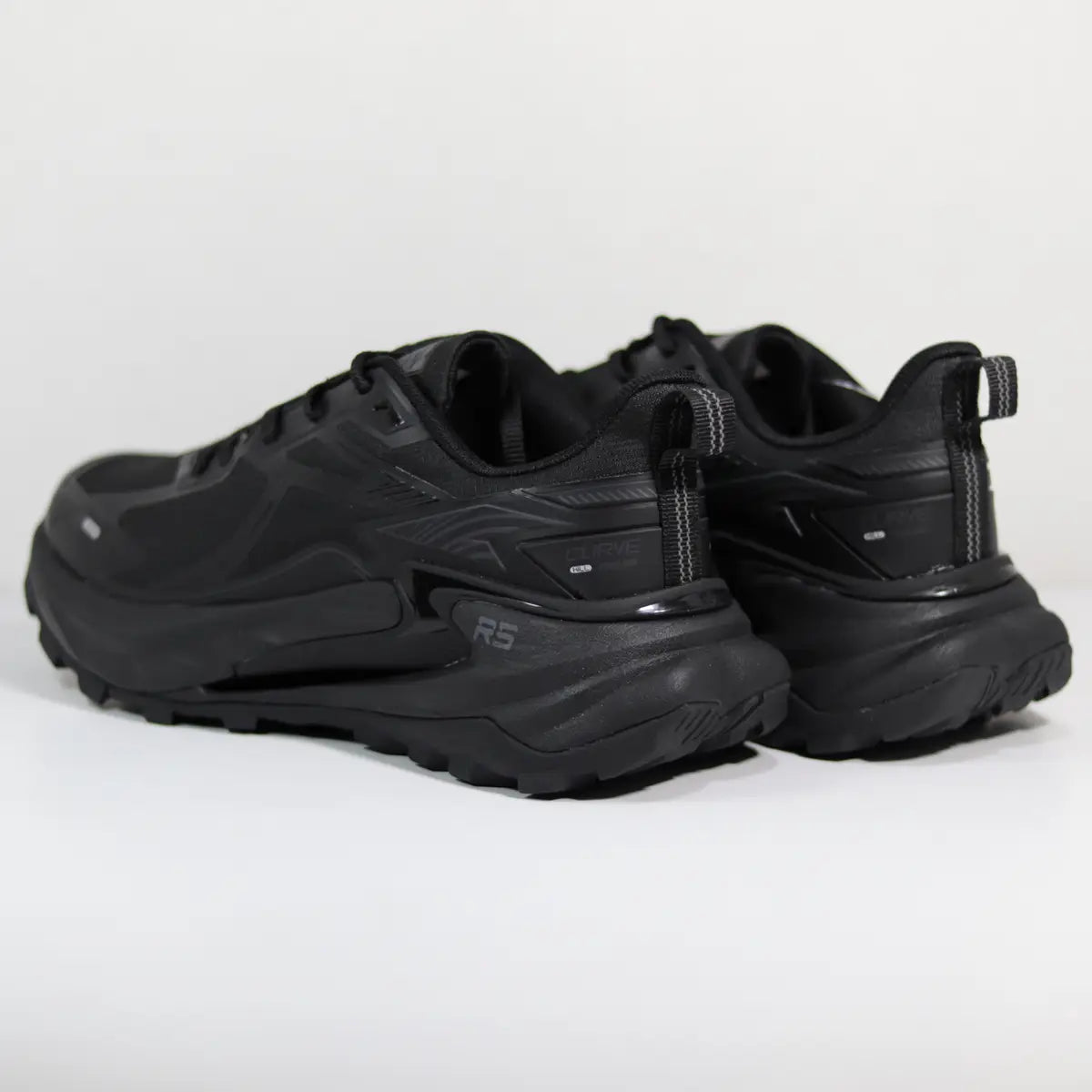 Vista trasera talón zapatillas trail running hombre negras con soporte rígido y tirador reforzado
