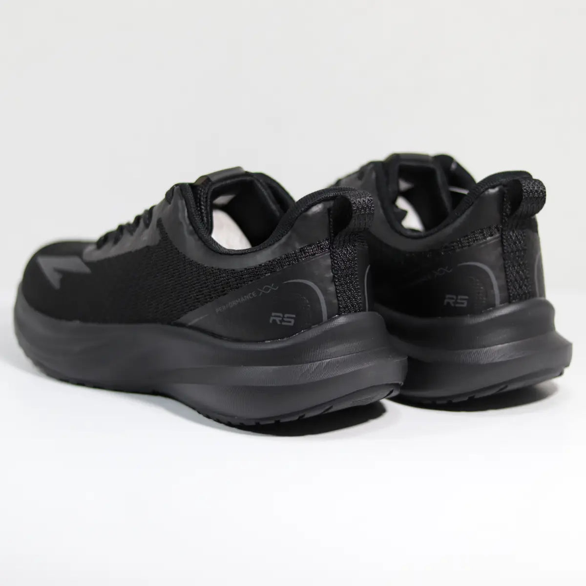 Vista trasera talón zapatillas deportivas mujer negras con tirador y logo RS