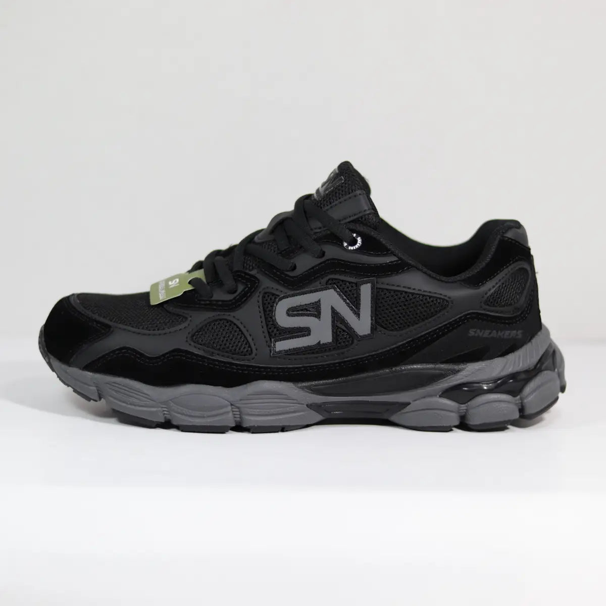 Zapatillas hombre Sneakers Supply Carbon Retro 2000 perfil negro malla técnica con logo gris y suela segmentada