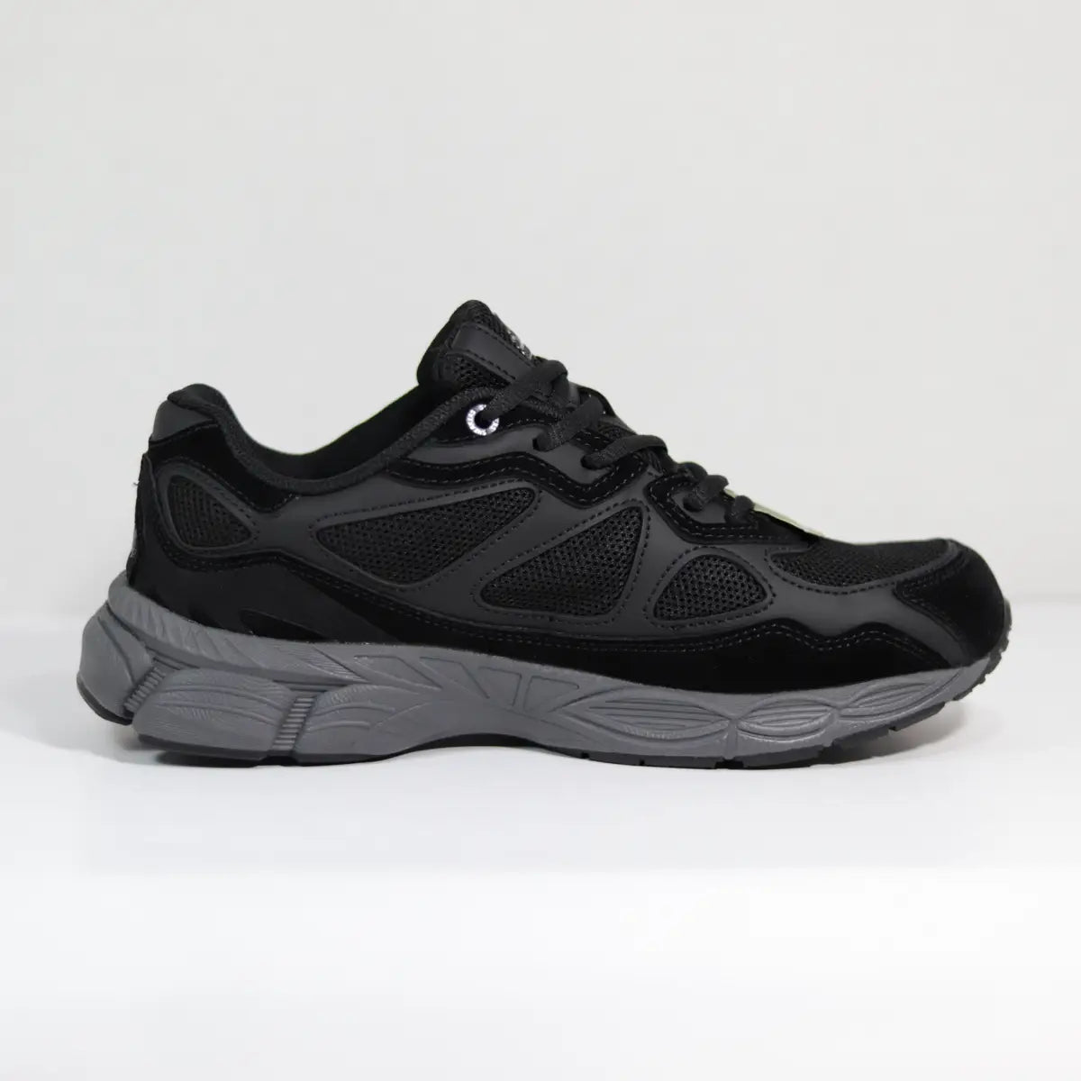 Vista lateral interna zapatillas chunky hombre negras Sneakers Supply Carbon Retro 2000 estilo retro running
