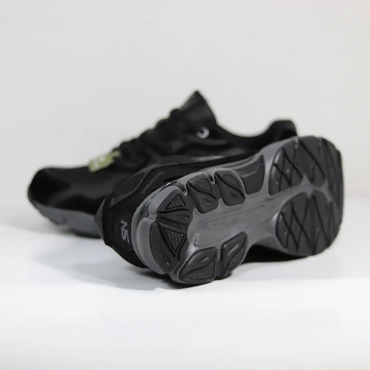 Suela exterior de goma gris y negra zapatillas urbanas Carbon Retro 2000 diseño técnico antideslizante