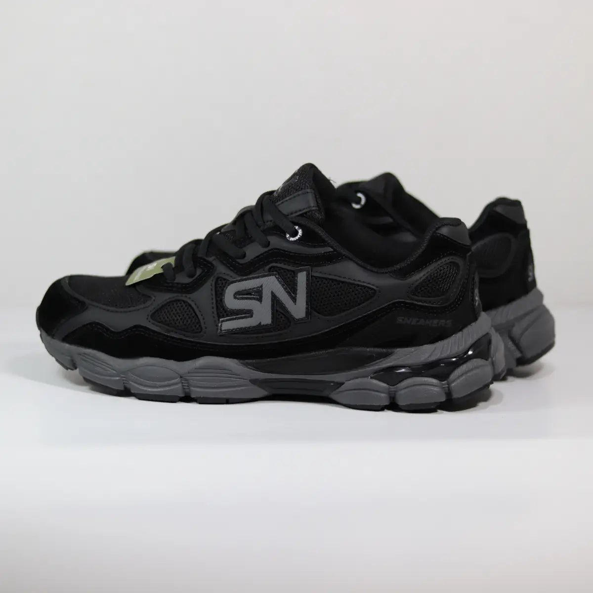 Par de zapatillas streetwear hombre Sneakers Supply Carbon Retro 2000 negras con suela gris retro técnica