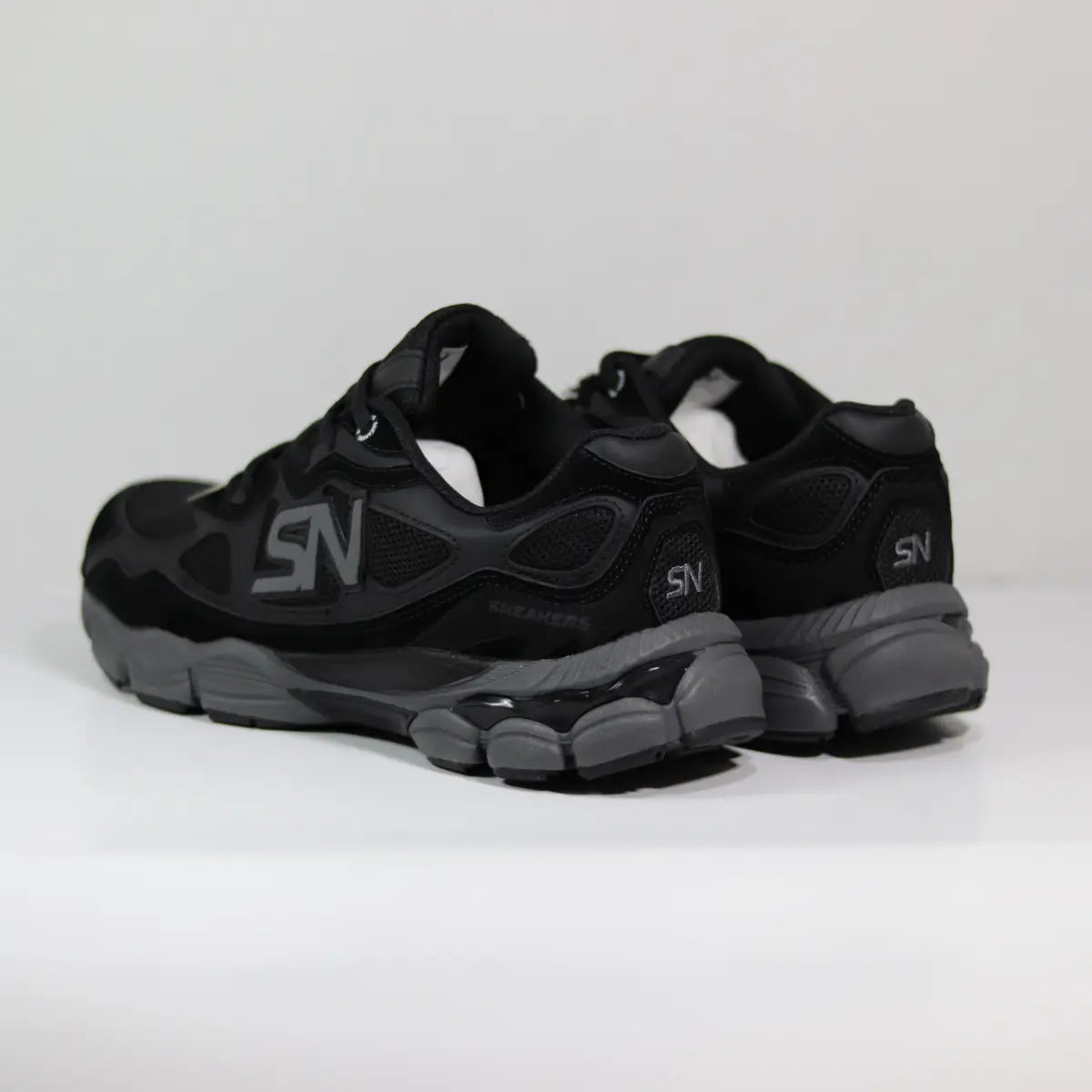 Vista trasera talón zapatillas hombre Carbon Retro 2000 negras entresuela segmentada gris con cápsulas