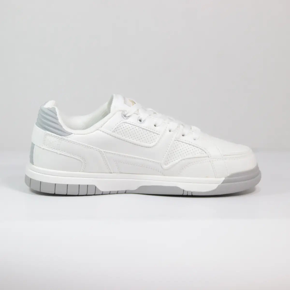 Vista lateral interna zapatillas blancas hombre con paneles perforados para ventilación