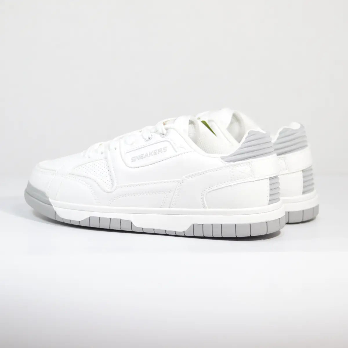 Par de zapatillas urbanas hombre blancas con detalles grises en talón Sneakers Supply