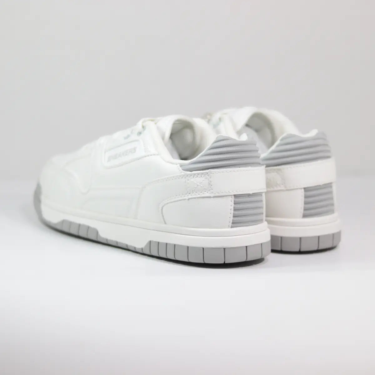 Vista trasera talón gris acanalado zapatillas blancas hombre Sneakers Supply White Urban