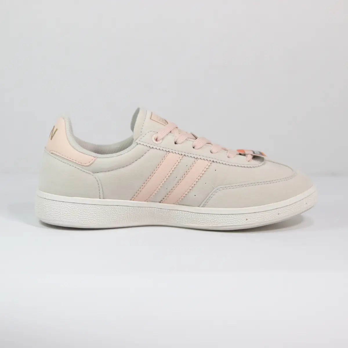 Vista lateral interna zapatillas retro mujer beige y rosa pastel diseño clásico y limpio