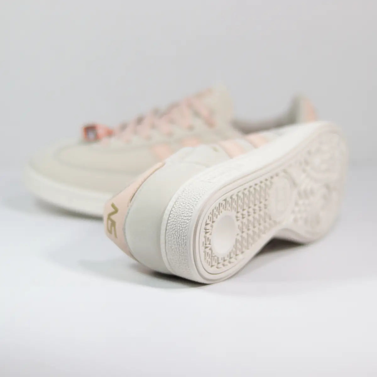 Suela exterior de goma blanca zapatillas Urban Classics con textura antideslizante retro