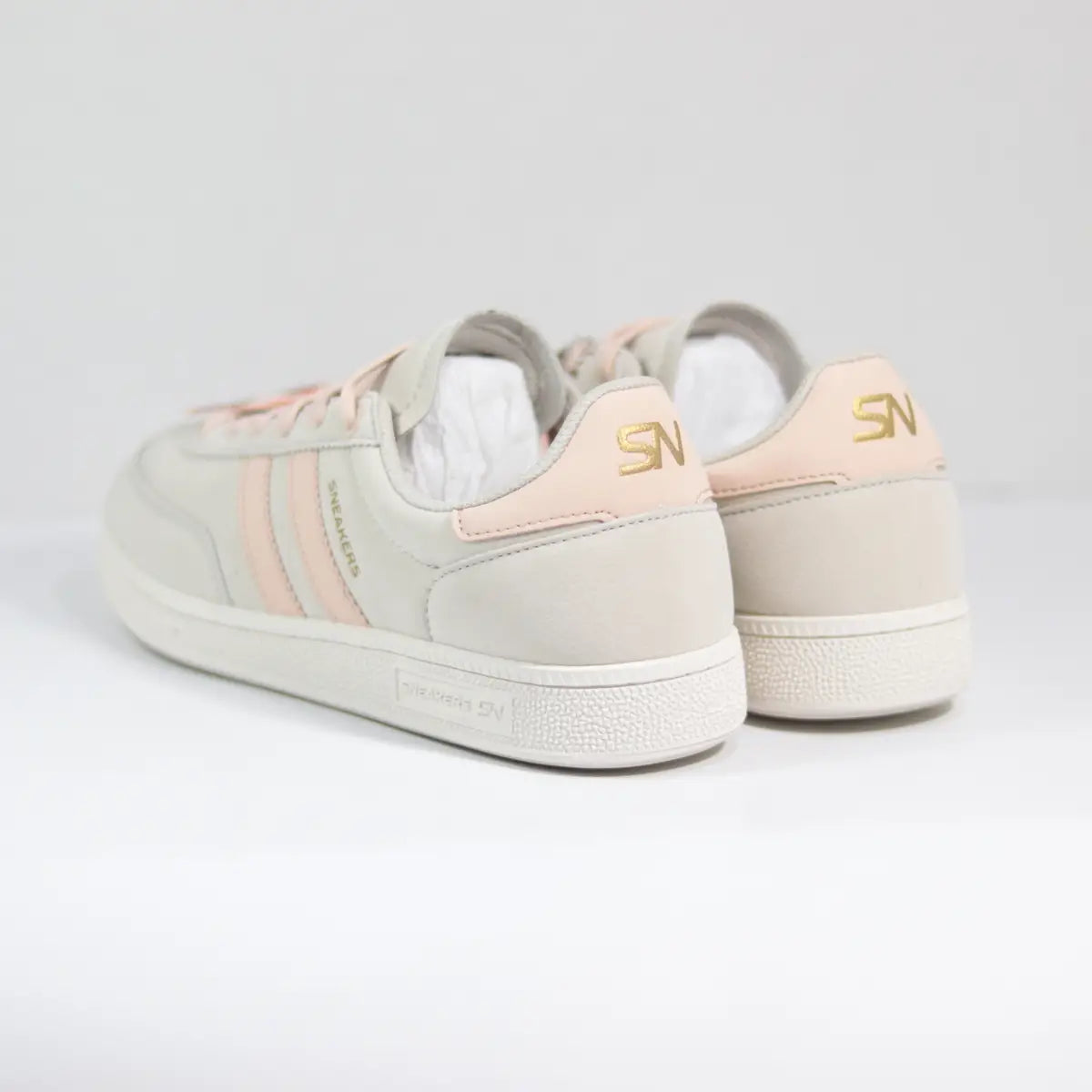 Vista trasera talón zapatillas mujer panel color beige con logo SN dorado brillante