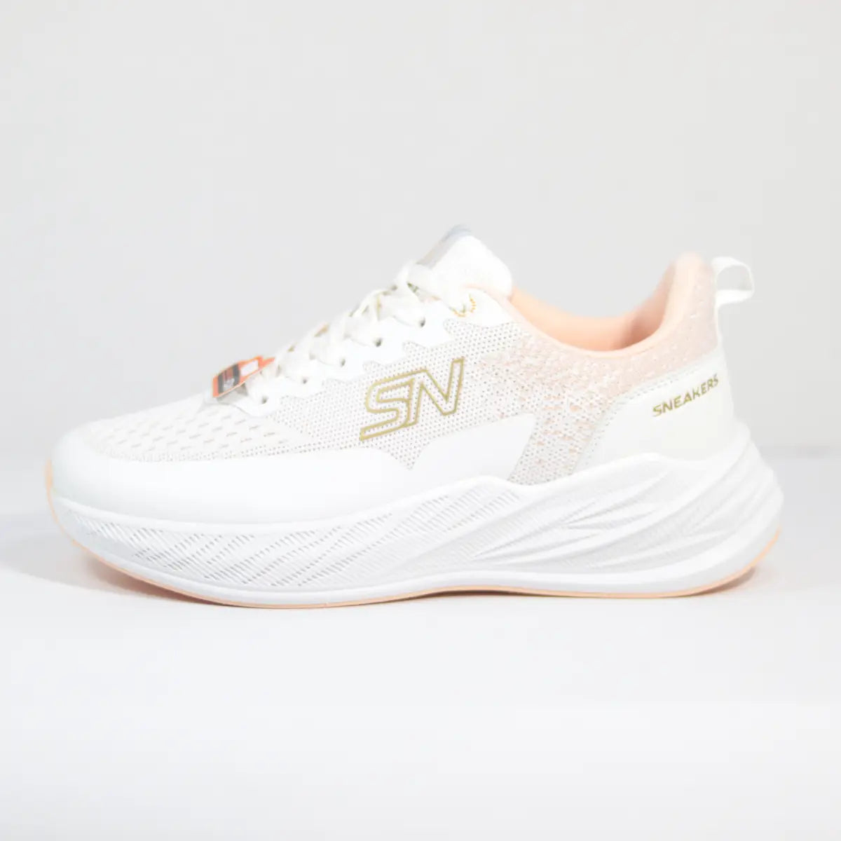 Zapatillas mujer Sneakers Supply Coral White perfil blanco con cuello texturizado melocotón y logo dorado