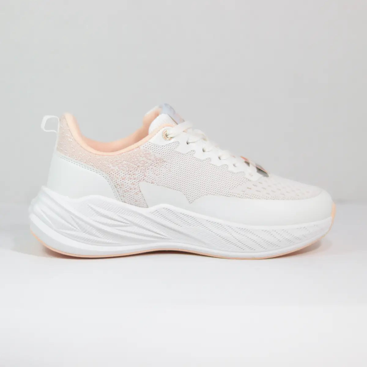 Vista lateral interna zapatillas mujer blancas con suela chunky y detalles rosa pastel