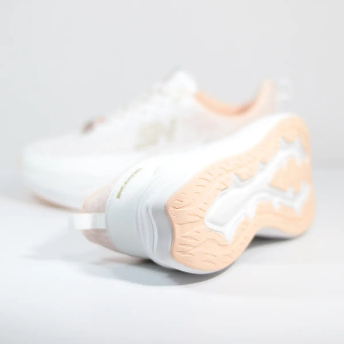 Suela exterior de goma color melocotón zapatillas mujer blancas Sneakers Supply Coral White