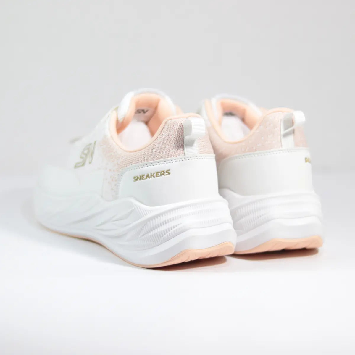 Vista trasera talón zapatillas mujer blancas entresuela gruesa y acentos en tono melocotón