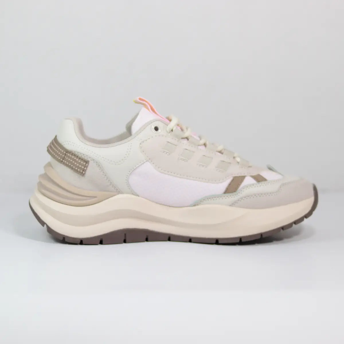 Vista lateral interna zapatillas chunky mujer beige y crema estilo multi-panel