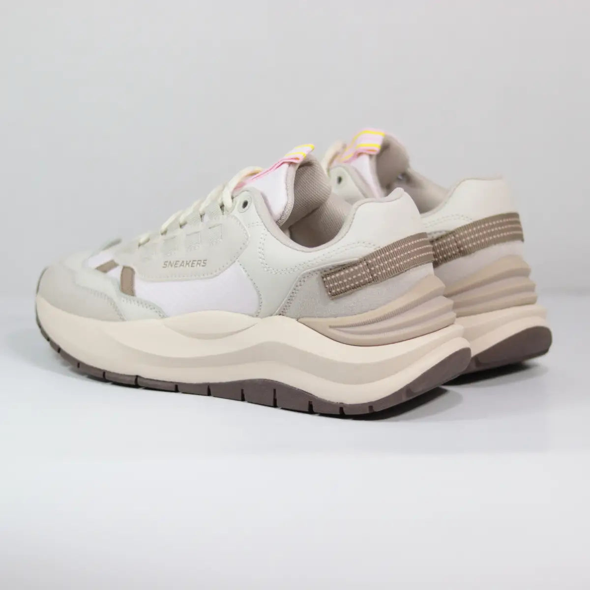 Par de zapatillas mujer Sneakers Supply Urban Beige vista diagonal trasera suela gruesa esculpida