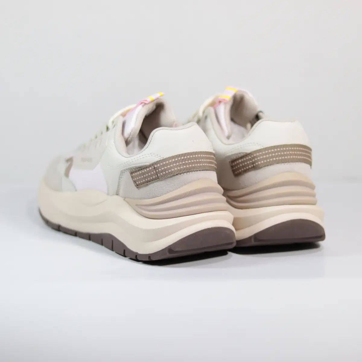 Vista trasera talón zapatillas chunky mujer tonos beige y marrón con paneles superpuestos