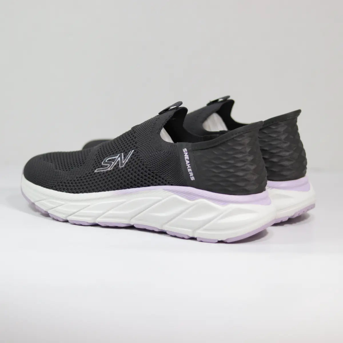 Par de zapatillas sin cordones mujer grises con detalles lavanda y talón texturizado