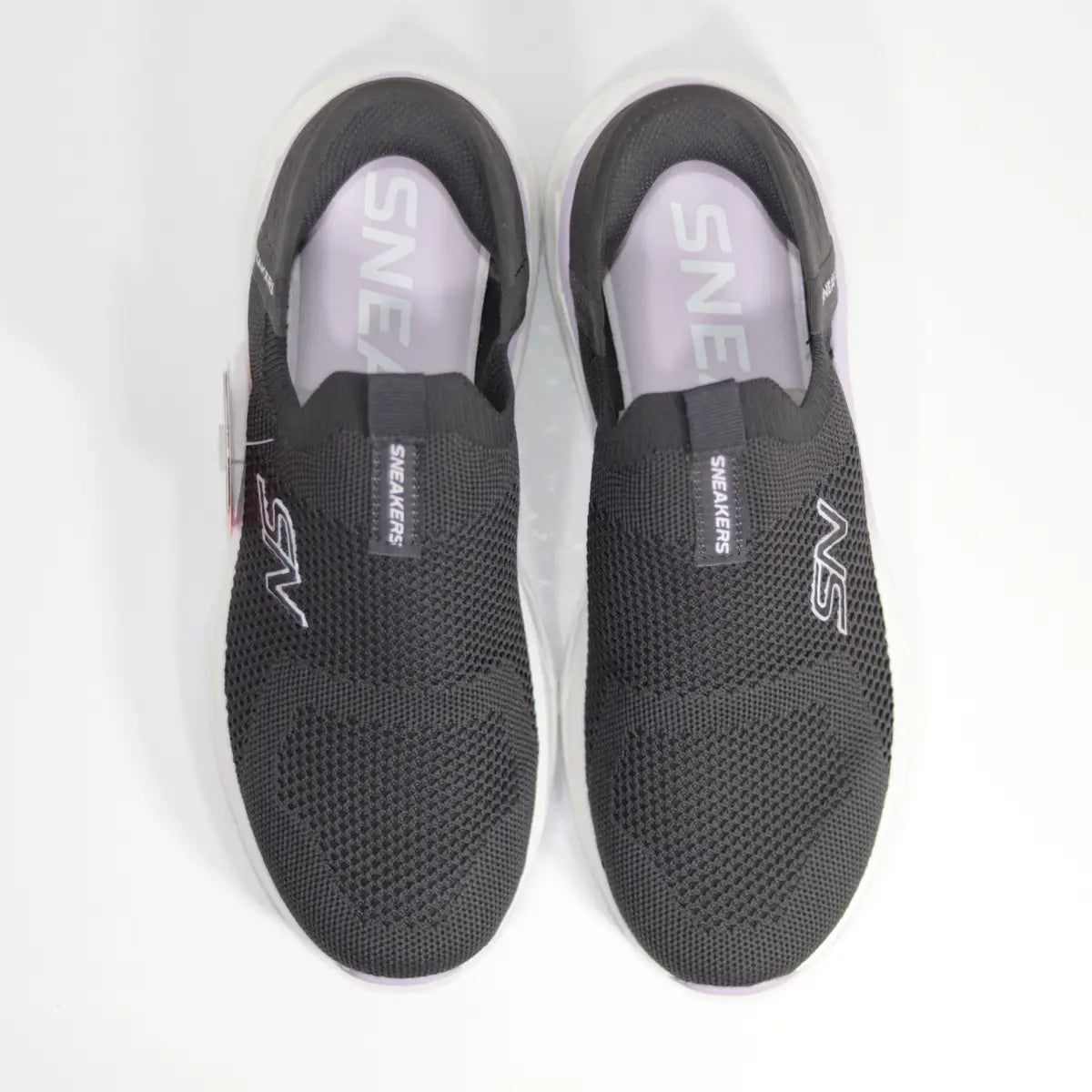 Vista superior interior zapatillas slip-on mujer plantillas lavanda con texto SNEAKERS