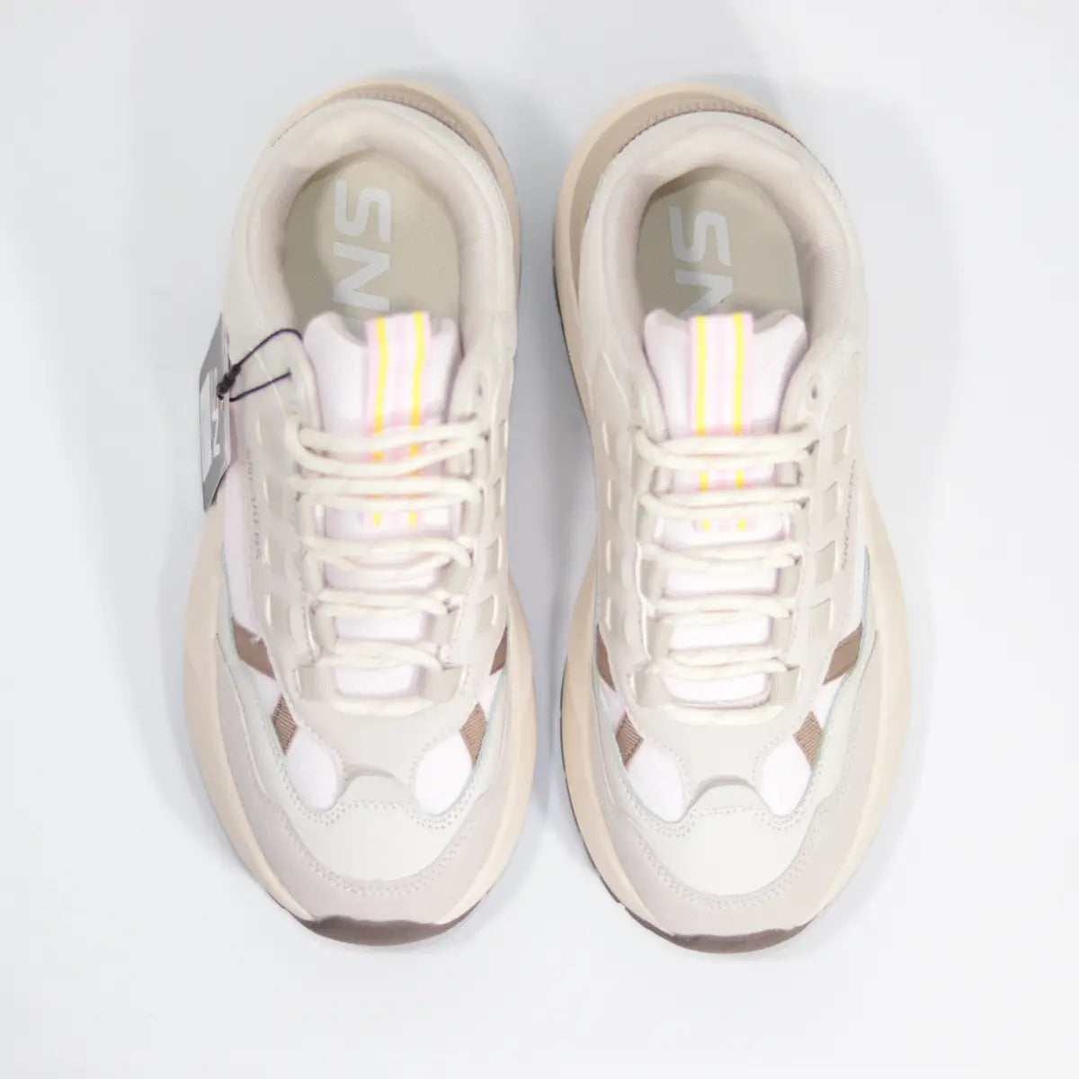 Vista superior interior zapatillas Urban Beige plantillas claras y lengüeta con detalles pastel