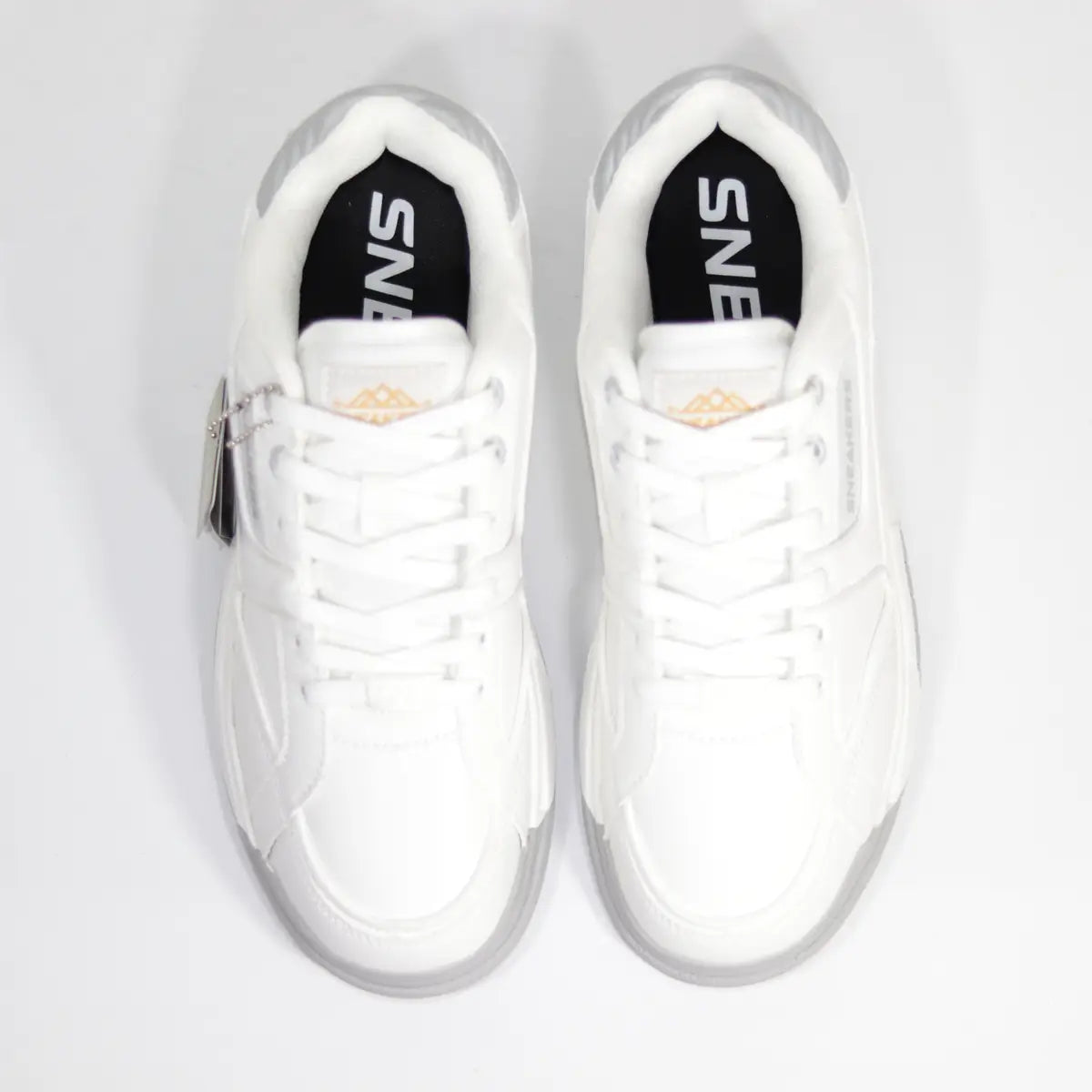 Vista superior zapatillas blancas hombre Sneakers Supply lengüeta con logo dorado y cordones blancos