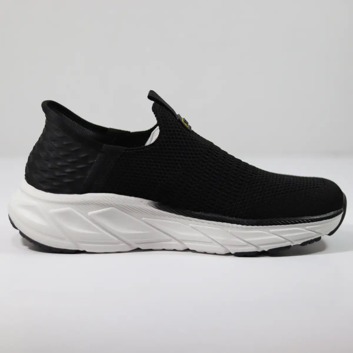 Vista lateral interna zapatillas mujer Sneakers Supply sin cordones malla negra transpirable