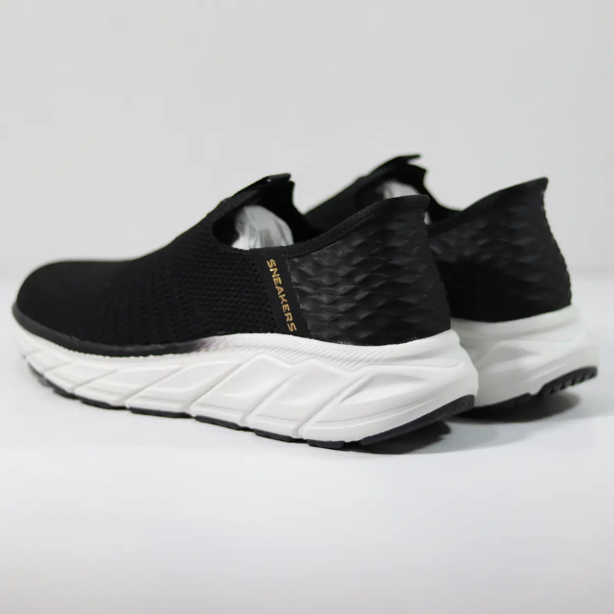 Vista trasera talón texturizado zapatillas mujer negras sin cordones diseño clásico