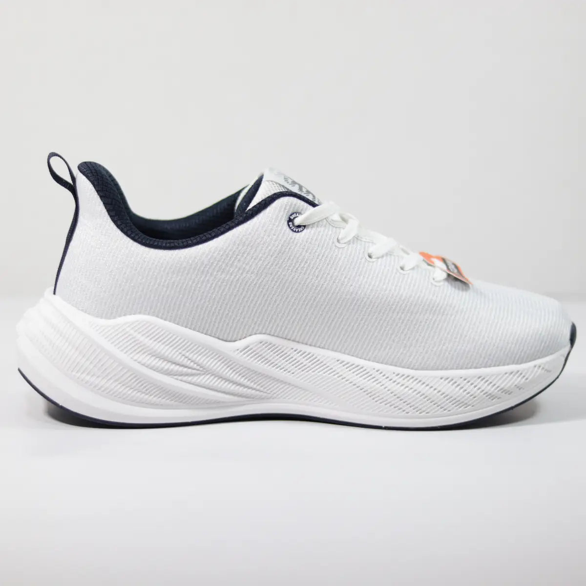 Vista lateral interna zapatillas blancas hombre diseño aerodinámico con detalles oscuros en el cuello