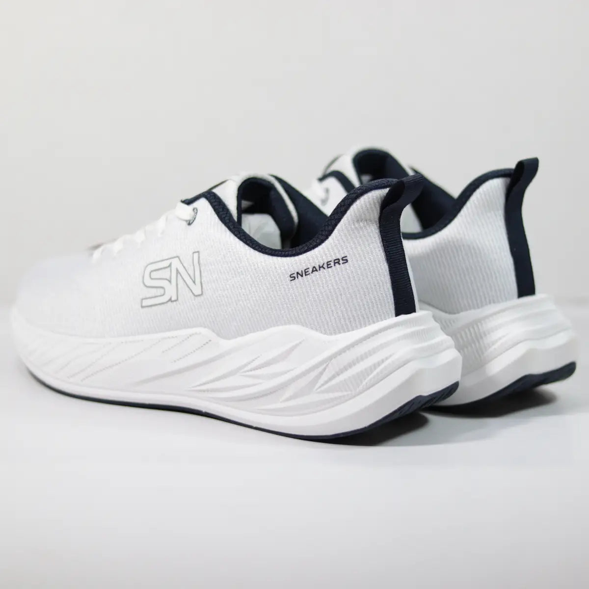 Vista trasera talón zapatillas hombre blancas entresuela esculpida y tirador trasero oscuro