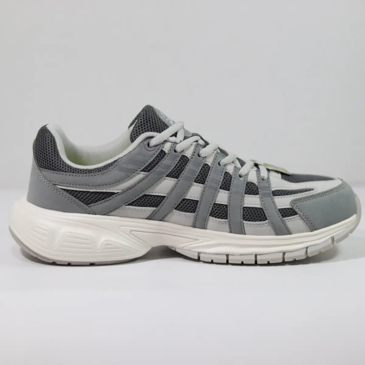 Vista lateral interna zapatillas chunky hombre grises y beige estilo dad shoe