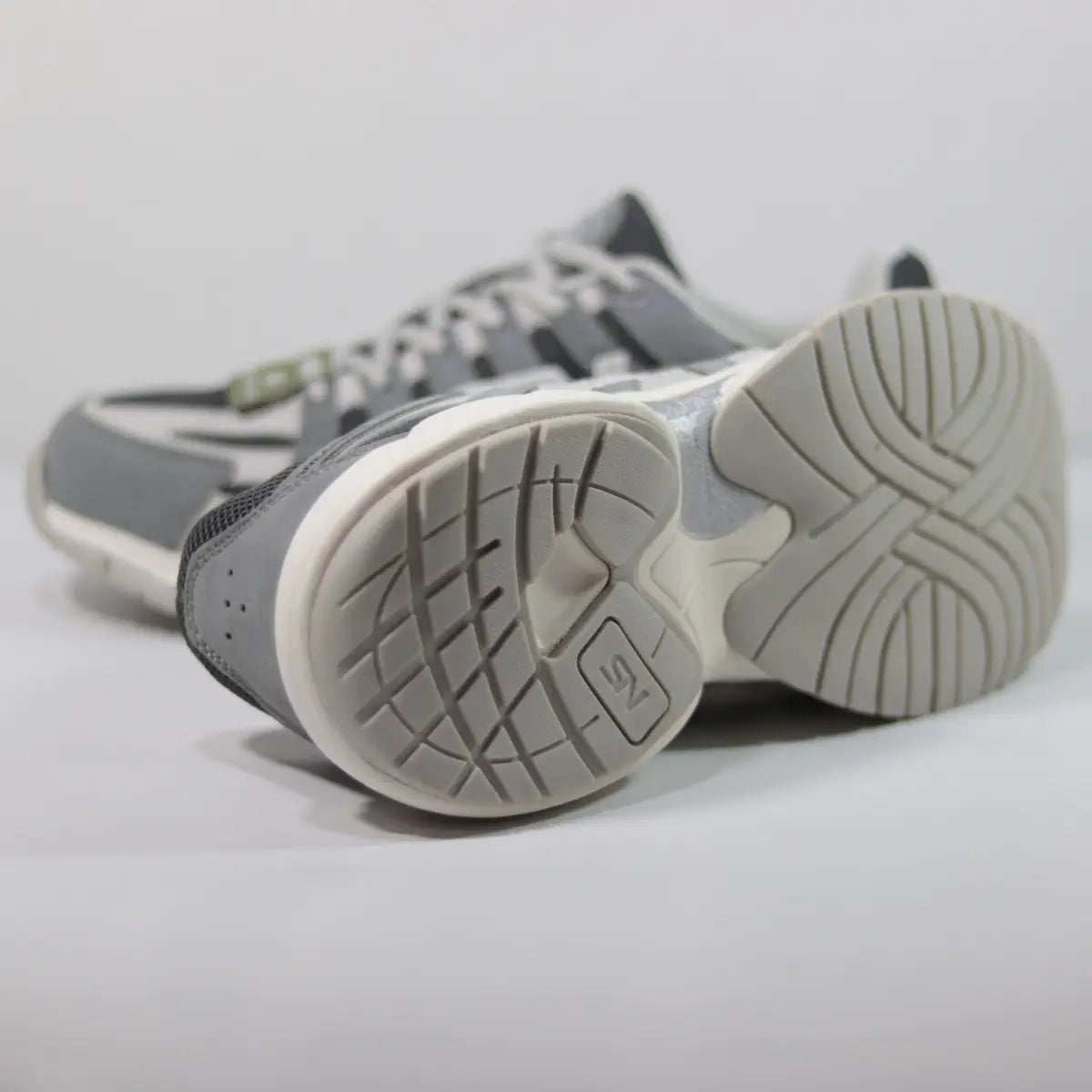Suela exterior de goma gris y blanca zapatillas retro Sneakers Supply Jaguar diseño segmentado