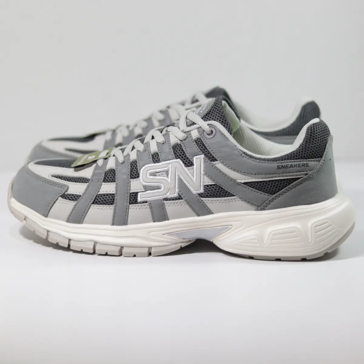 Par de zapatillas streetwear hombre Sneakers Supply Jaguar grises diseño multicapa y entresuela gruesa