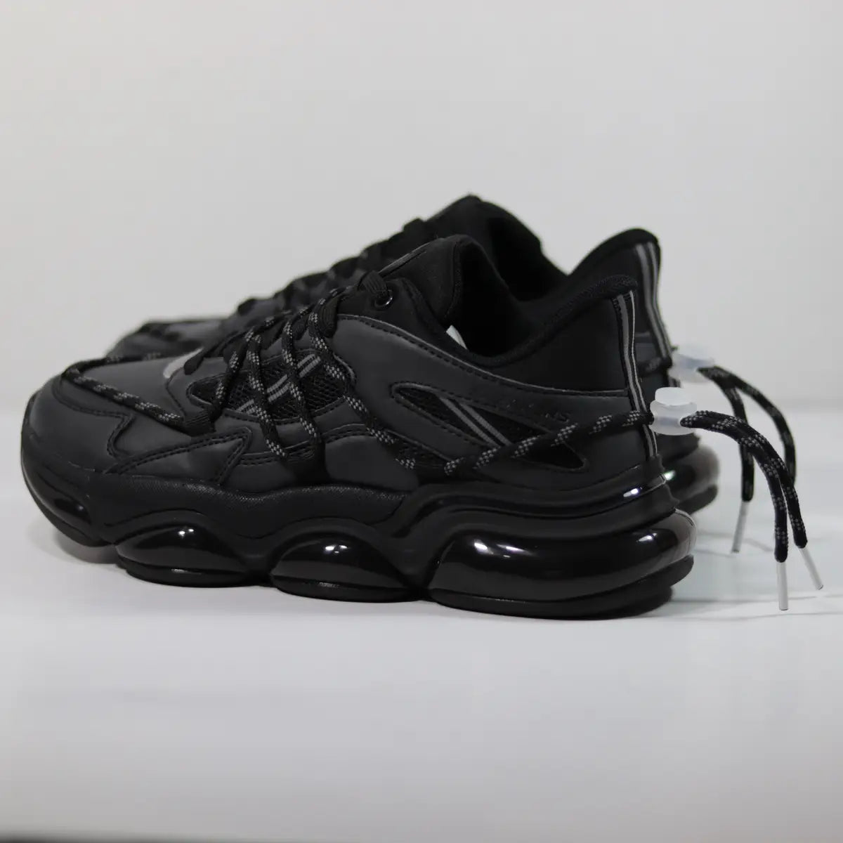 Par de zapatillas streetwear hombre Sneakers Supply Phantom negras diseño futurista en ángulo