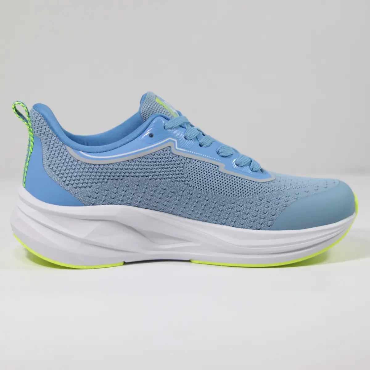 Vista lateral interna zapatillas mujer Sneakers Supply diseño ligero azul celeste y suela blanca