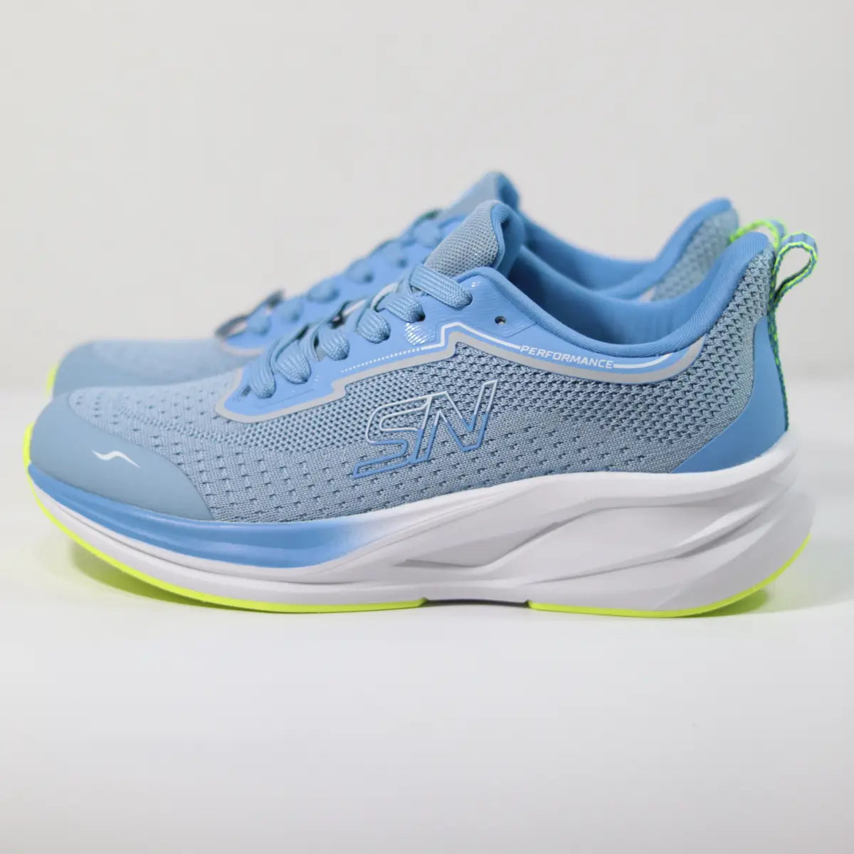 Par de zapatillas deportivas mujer celestes Sneakers Supply Dolphin estilo athleisure y running