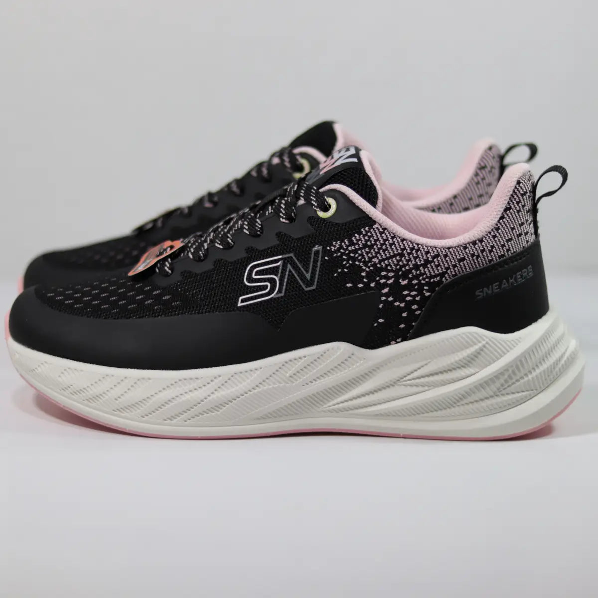 Par de zapatillas athleisure mujer Sneakers Supply Black Cherry vista diagonal cordones y logo
