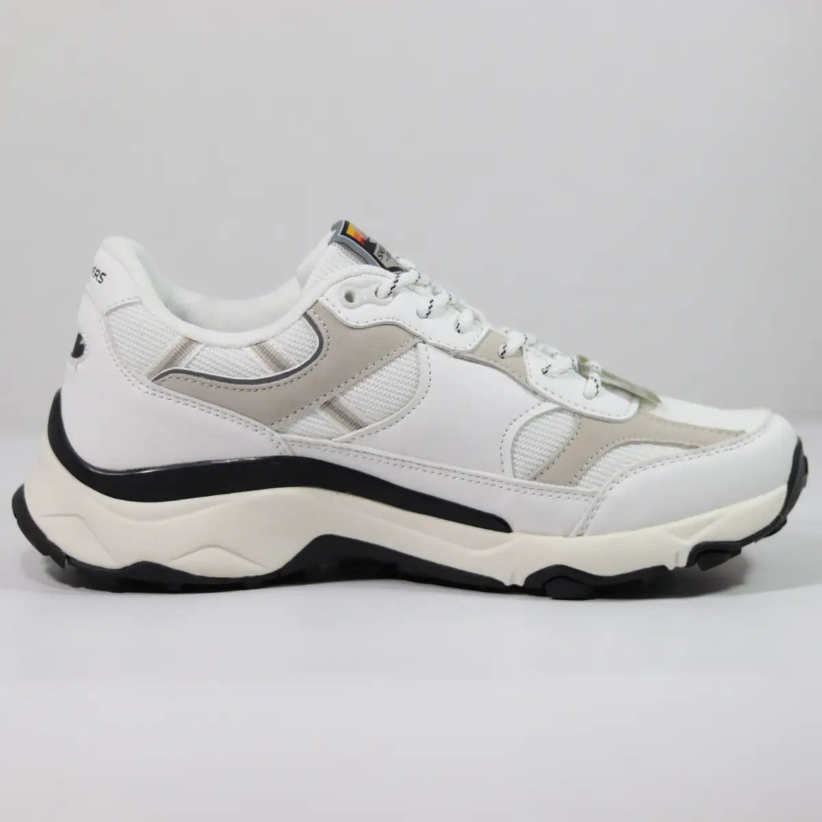 Vista lateral interna zapatillas outdoor hombre blancas diseño multicapa y entresuela esculpida
