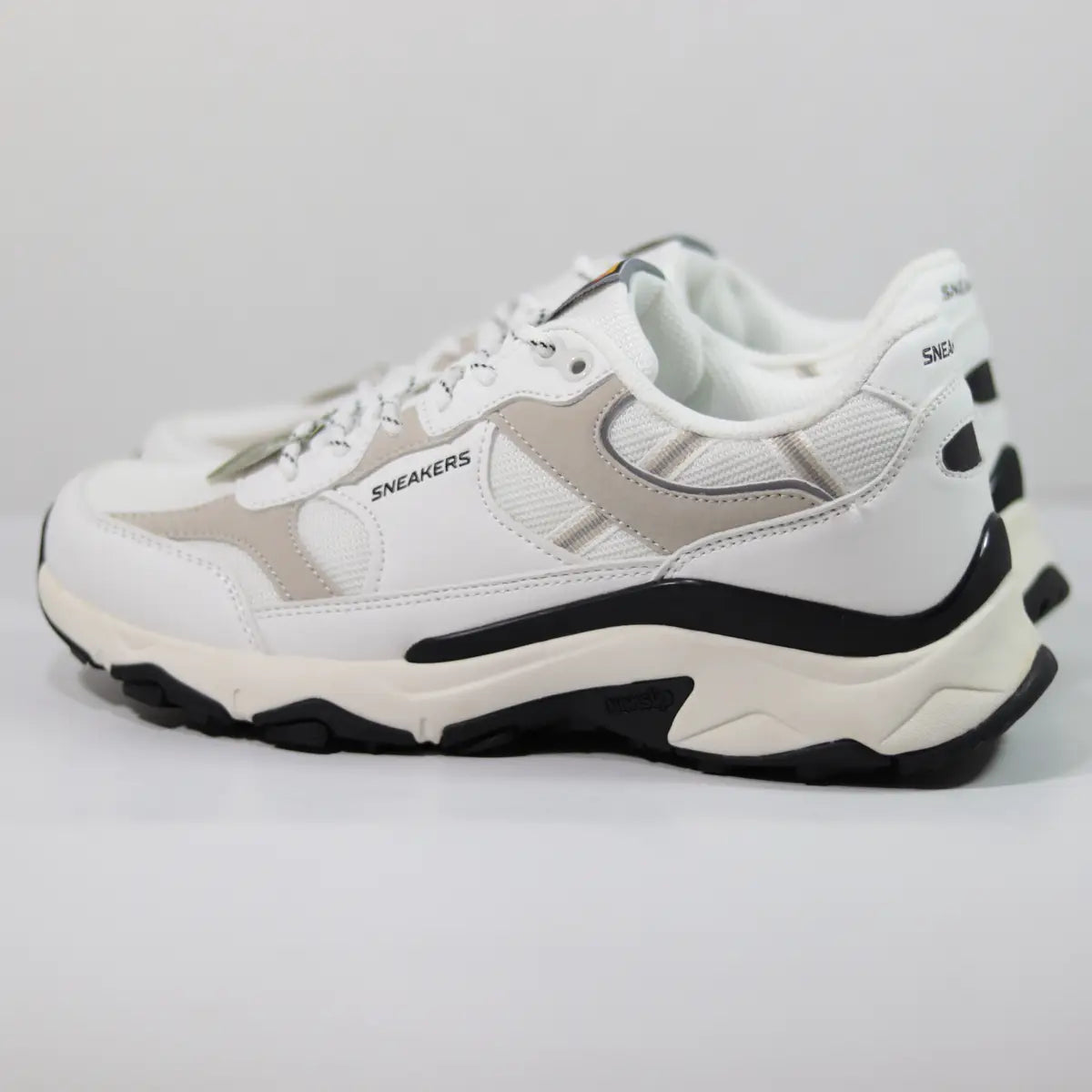 Par de zapatillas hombre estilo hiking urbano blancas y beige con suela negra agresiva