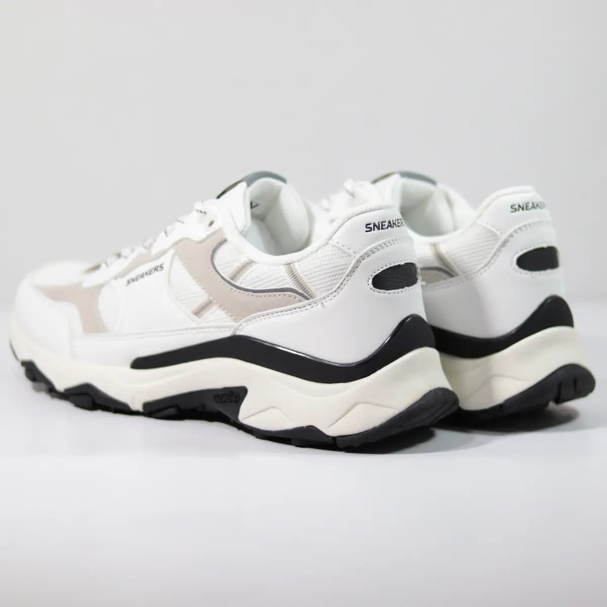 Vista trasera talón zapatillas hombre Sneakers Supply detalle negro y suela chunky de trail