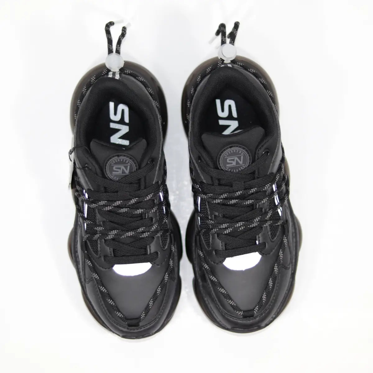 Vista superior interior zapatillas Phantom negras con cordones reflectantes y detalles brillantes