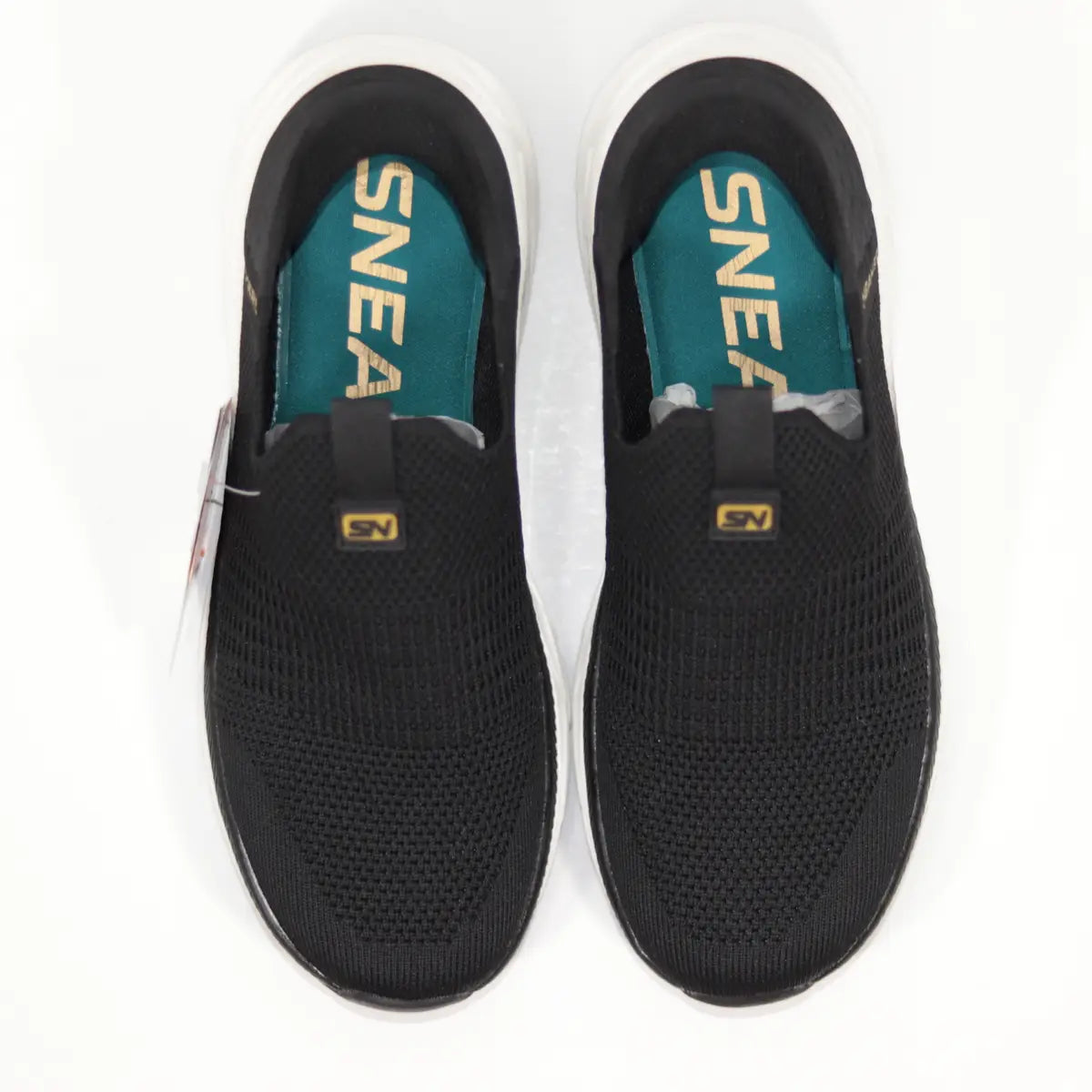 Vista superior interior zapatillas slip-on mujer negras plantillas verde esmeralda con texto SNEAKERS dorado