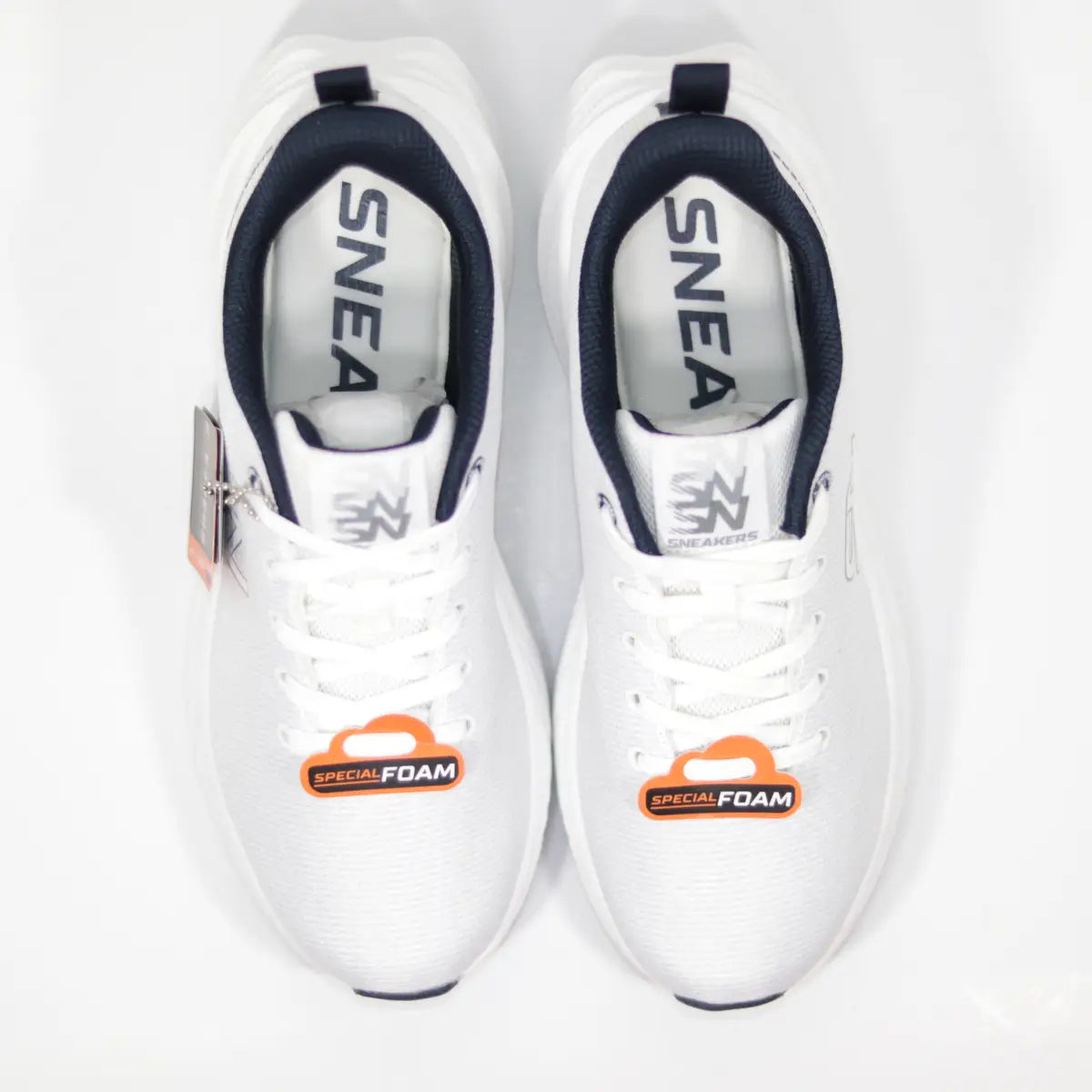Vista superior interior zapatillas blancas hombre plantillas blancas con etiqueta Special Foam naranja