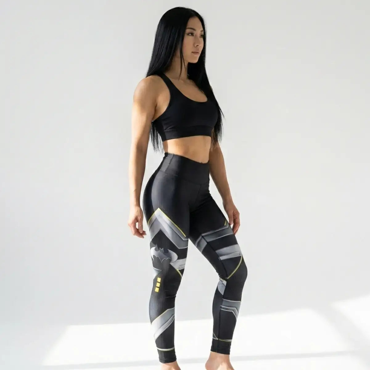 Mujer vistiendo leggings de batman fitness edición superhéroe gimnasio