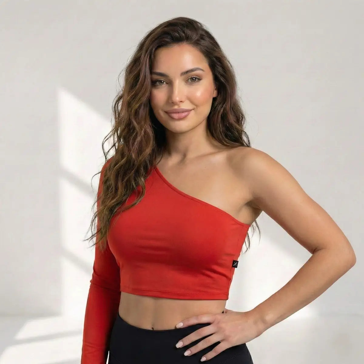 Mujer vistiendo top de un solo hombro rojo estilo elegante deportivo Panamá