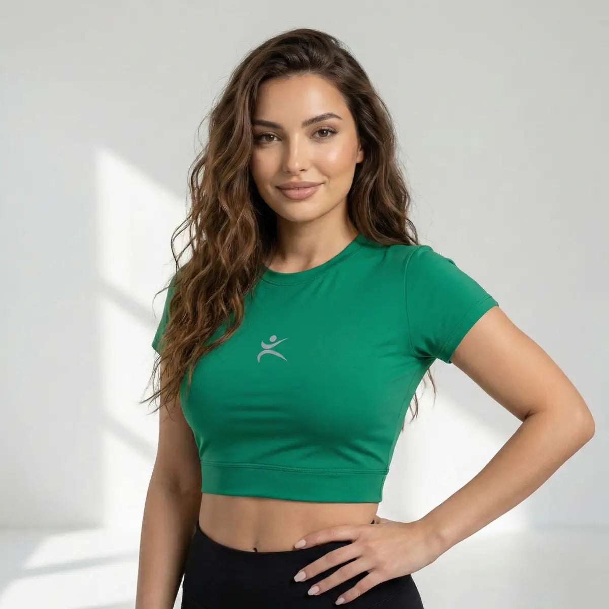 Mujer vistiendo crop top verde manga corta ajuste seguro fitness Panamá